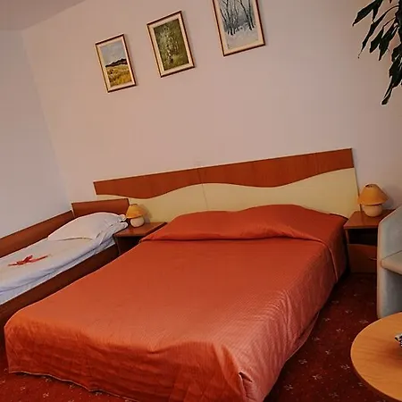 Reina Hotel